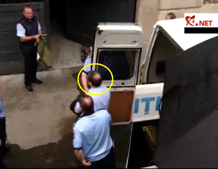 
    Mircea Băsescu a coborât din dubă legat la mâini (foto: captură realitatea.net)  