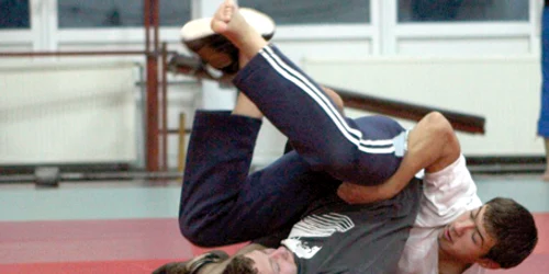 Copiii exersează tehnicile învăţate în cursul antrenamentelor de judo