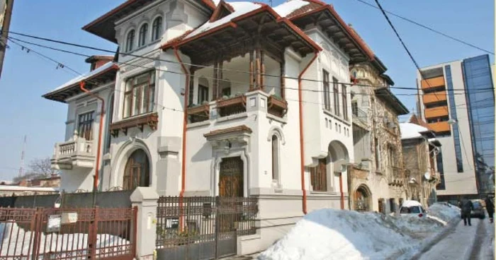Apartamentul de la mansarda imobilului situat pe strada Philippide din Bucureşti a fost vândut cu 52.000 de euro, fără TVA