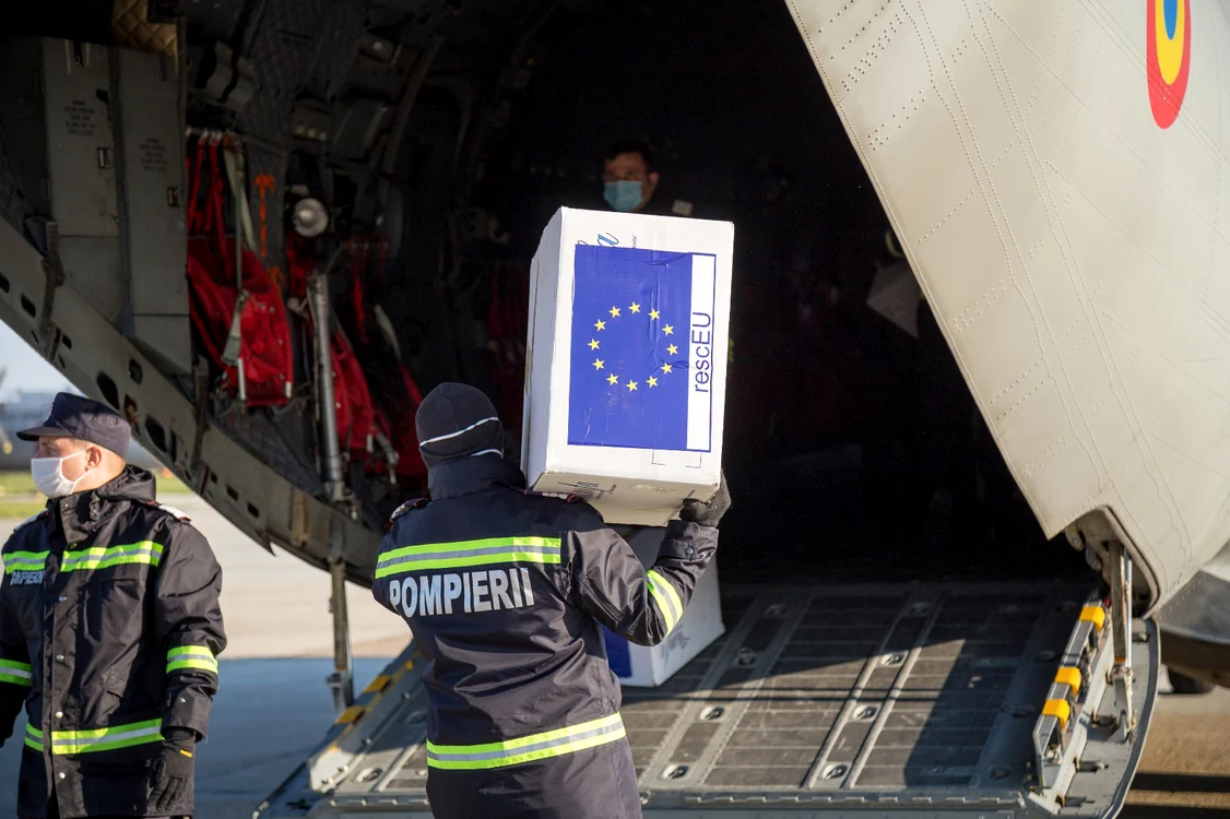 90.000 de măști de protecție au fost trimise la Milano, în baza unui acord UEfoto: MApN