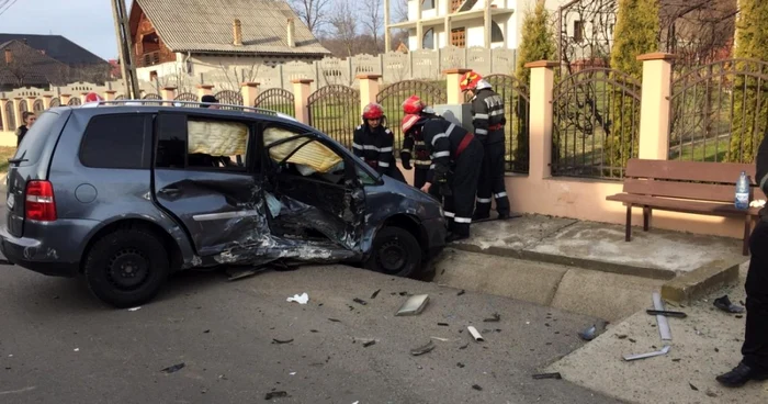 Una dintre maşini a ajuns într-un şanţ. Foto ISU Argeş