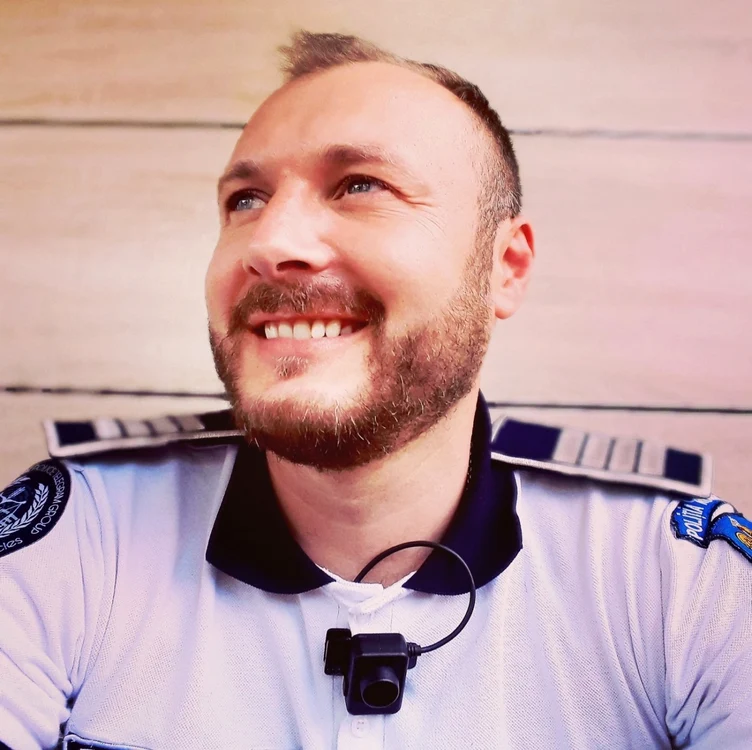 Poliţistul braşovean Daniel Zontea spune că folosirea staţiilor radio de către şoferi îi ajută pe infractori FOTO Facebook Daniel Zontea