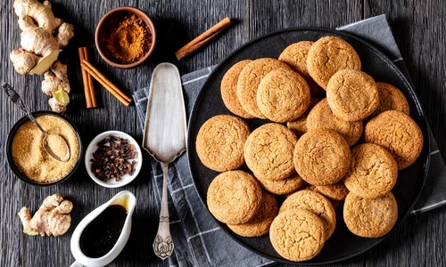 Biscuiti cu ghimbir  Sursa foto shutterstock 2276640781 jpg
