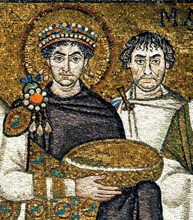 În prim-plan, împăratul Iustinian – mozaic din interiorul Bazilicii San Vitale din Ravenna