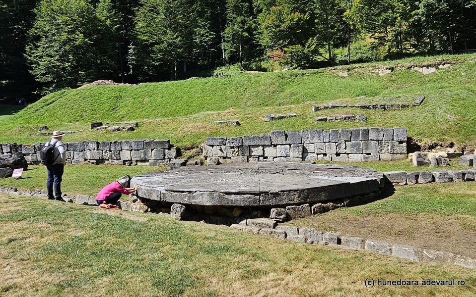 Soarele de andezit al dacilor, monumentul straniu propus să fie eliminat din Sarmizegetusa Regia VIDEO