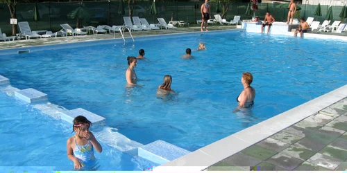 Ştrandurile şi piscinele trebuie verificate periodic