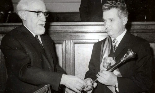 La 29 aprilie 1974, Ceaușescu devenea primul Președinte al Republicii din istoria țării, primind un sceptru ca simbol al puterii de la bătrânul ilegalist Ștefan Voitec jpeg