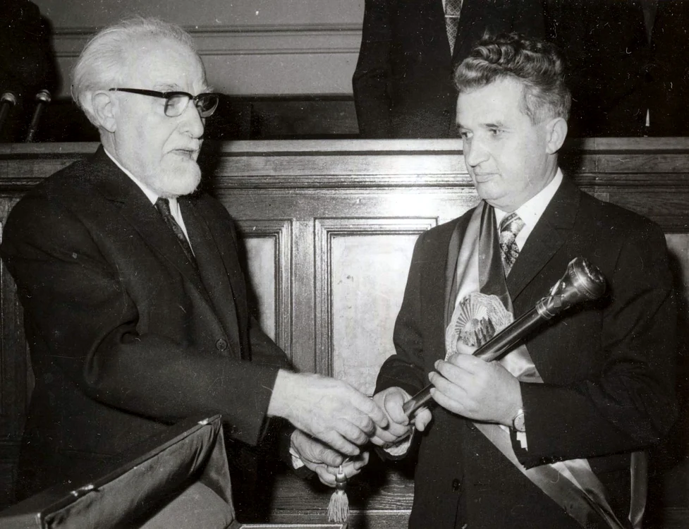 La 29 aprilie 1974, Ceaușescu devenea primul Președinte al Republicii din istoria țării, primind un sceptru ca simbol al puterii de la bătrânul ilegalist Ștefan Voitec jpeg
