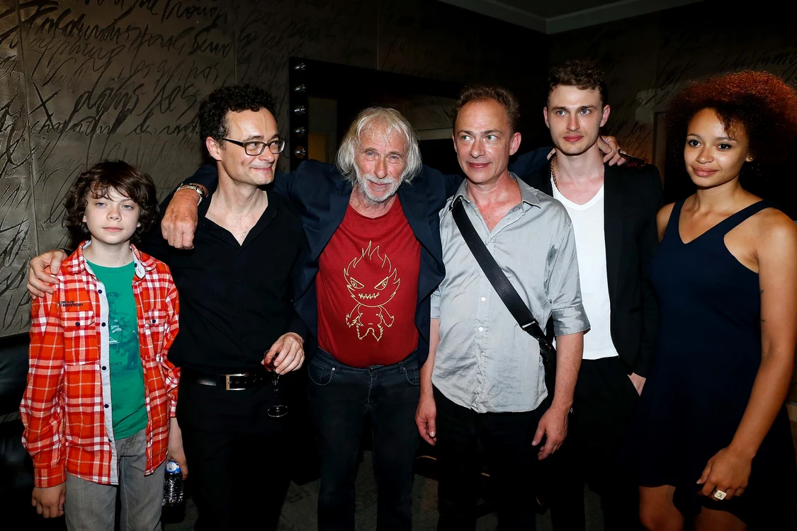 Împreună familia, de la stânga  la dreapta, nepotul Emiliano,  fiul Christophe, Pierre Richard,  fiul Olivier, nepotul Arthur Defays
