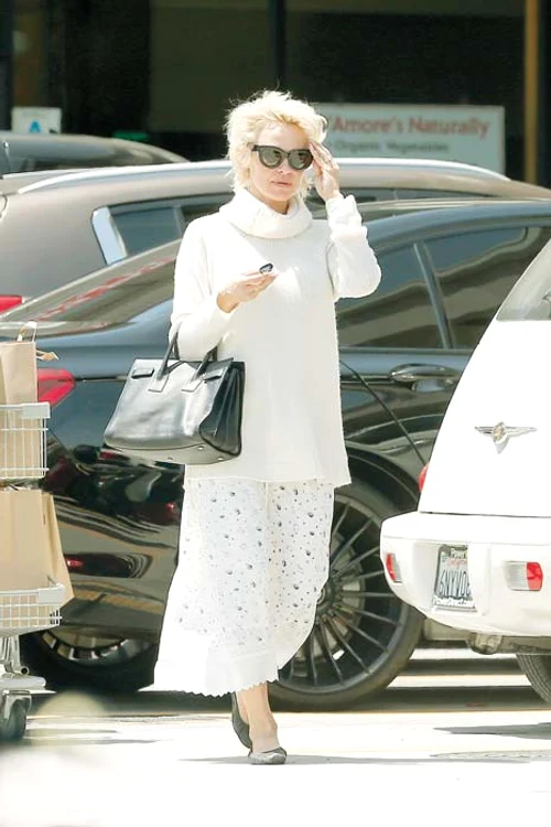 Starleta a fost surprinsă în timp ce-şi făcea cumpărăturile