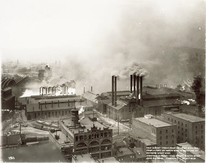 Uzinele din Strip District, Pittsburgh, unde munceau mulți români. Wikipedia.