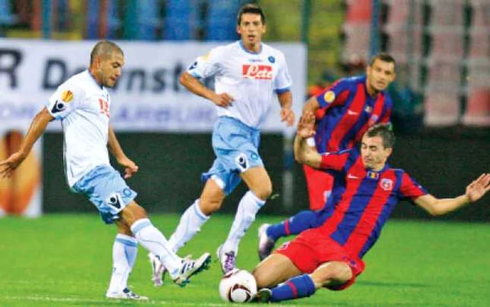 Bogdan Stancu (dreapta) are de înfruntat apărarea lui Napoli, dar şi tradiţia