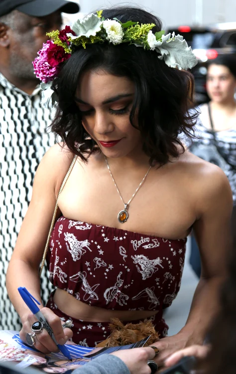 
    Vanessa Hudgens este adeptă a stilului vestimentar hippie.foto: Hepta  