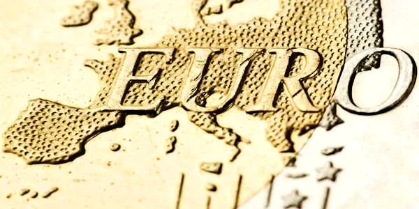 zona euro moneda bani foto shutterstock