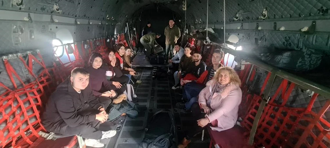 Români aduși din Turcia cu un avion MAPN în țară FOTO MAE / Facebook 