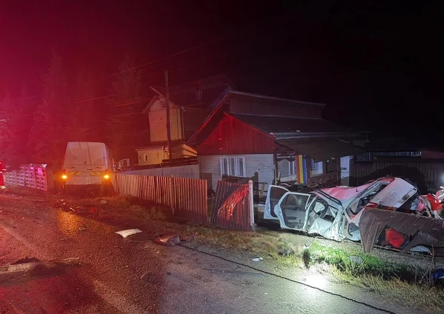 Accident violent în Suceava: un mort și un rănit, după ce două vehicule au ajuns în curțile unor localnici