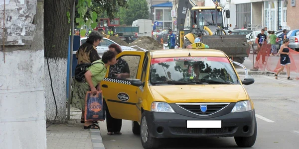 Taximetriştii reuşesc să îi "pescuiască" pe clienţi din staţiile de autobuz