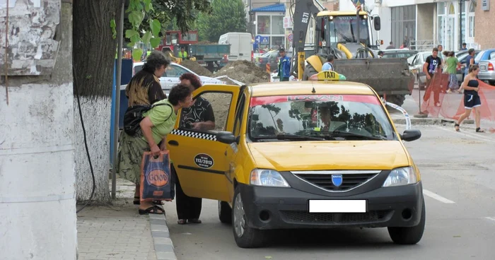 Taximetriştii reuşesc să îi "pescuiască" pe clienţi din staţiile de autobuz