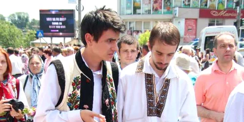 Tineri în costume tradiţionale participă la pelerinajul de Sânziene