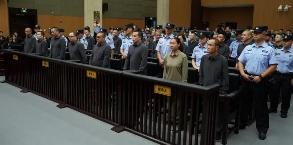 Proces istoric în China. 11 membri ai unui clan mafiot, condamnați la moarte pentru escrocherii de miliarde de dolari, tortură și crime