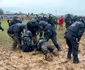 Polițiști germani blocați în noroi la un protest al activiștilor de mediu FOTO Profimedia