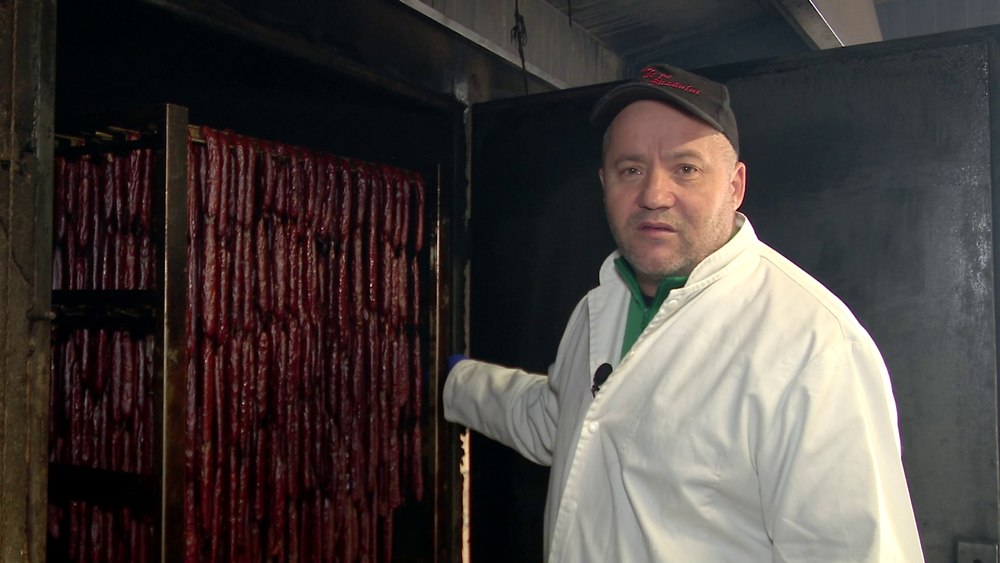 Cât costă un colet cu afumături pentru masa de Crăciun. Cârnații de Pleșcoi, cei mai ceruți în Diaspora VIDEO