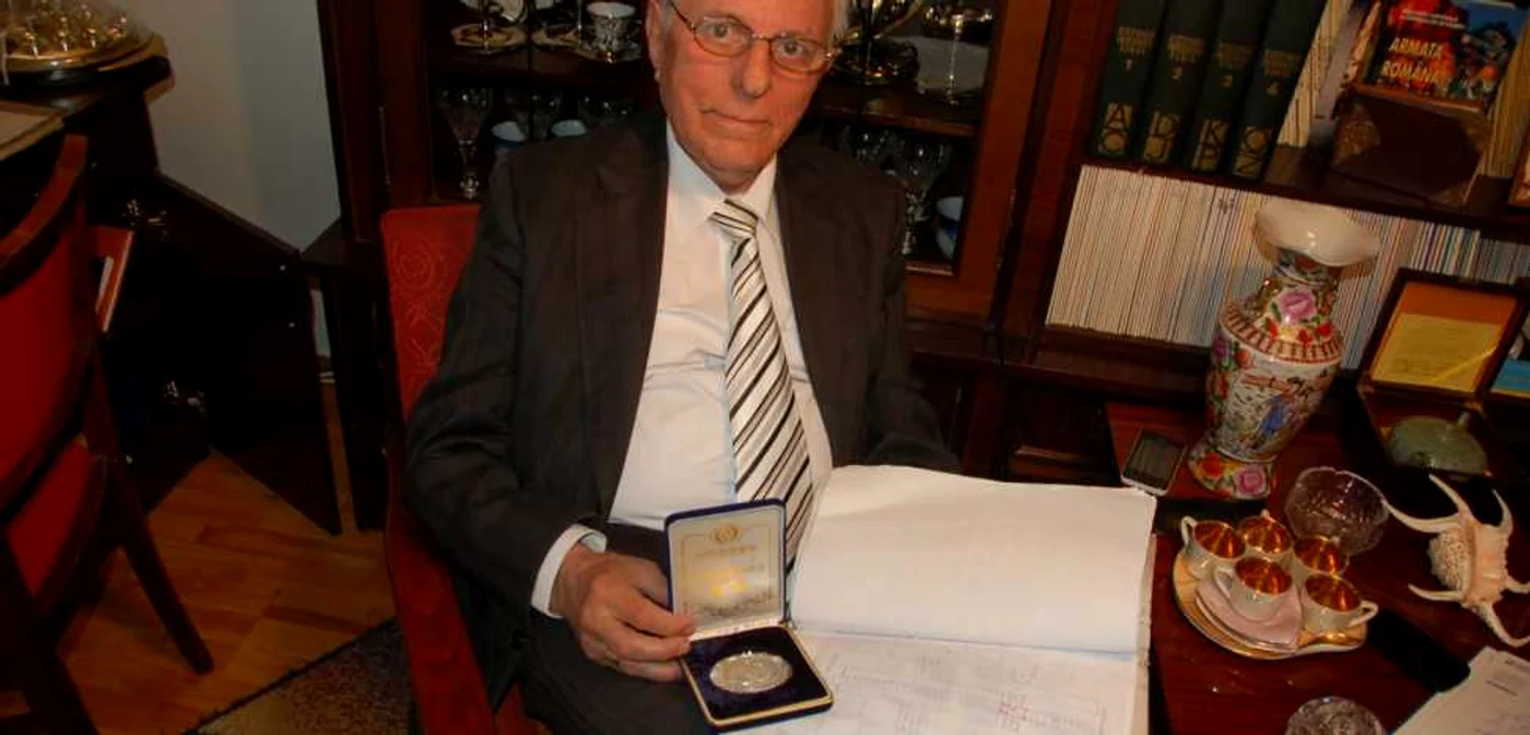 Octogenarul Nicolae Pruneş susţine că a inventat mai multe aparate prin care se poate produce electricitate cu ajutorul forţei gravitaţionale FOTO: Mădălin Sofronie