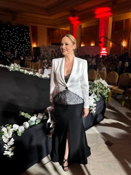 Andreea Marin a fost îmbrăcată într-o rochie neagră asortată cu un secou alb la Gala Atipic Beauty (Foto: Click)