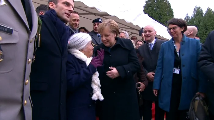 Angela Merkel a fost confundată cu Brigitte Macron de către o bătrânică din public Foto: Captură video