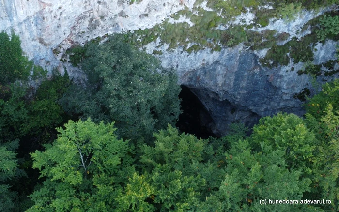 În peșteră au fost găsite artefacte vechi de mii de ani / foto: Daniel Guță