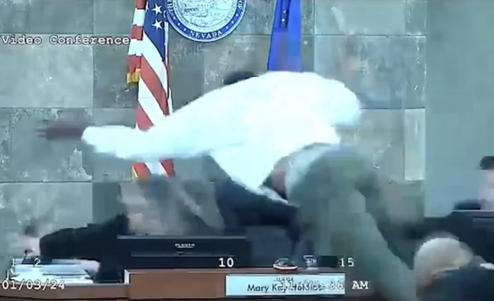 Panică la Tribunal. Un infractor o atacă brutal pe judecătoarea care îi refuzase cauțiunea VIDEO