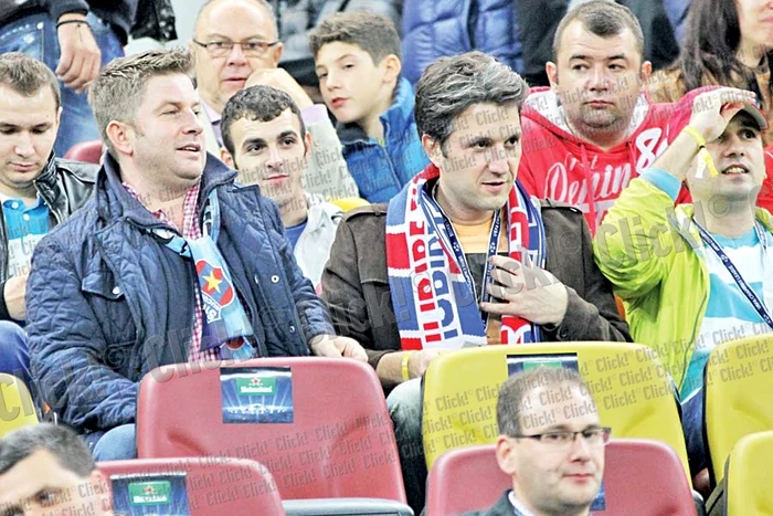 Ilie Năstase şi-a alungat emoţiile cu un pahar de şampanie (Fotografii: Sorin Puiu)