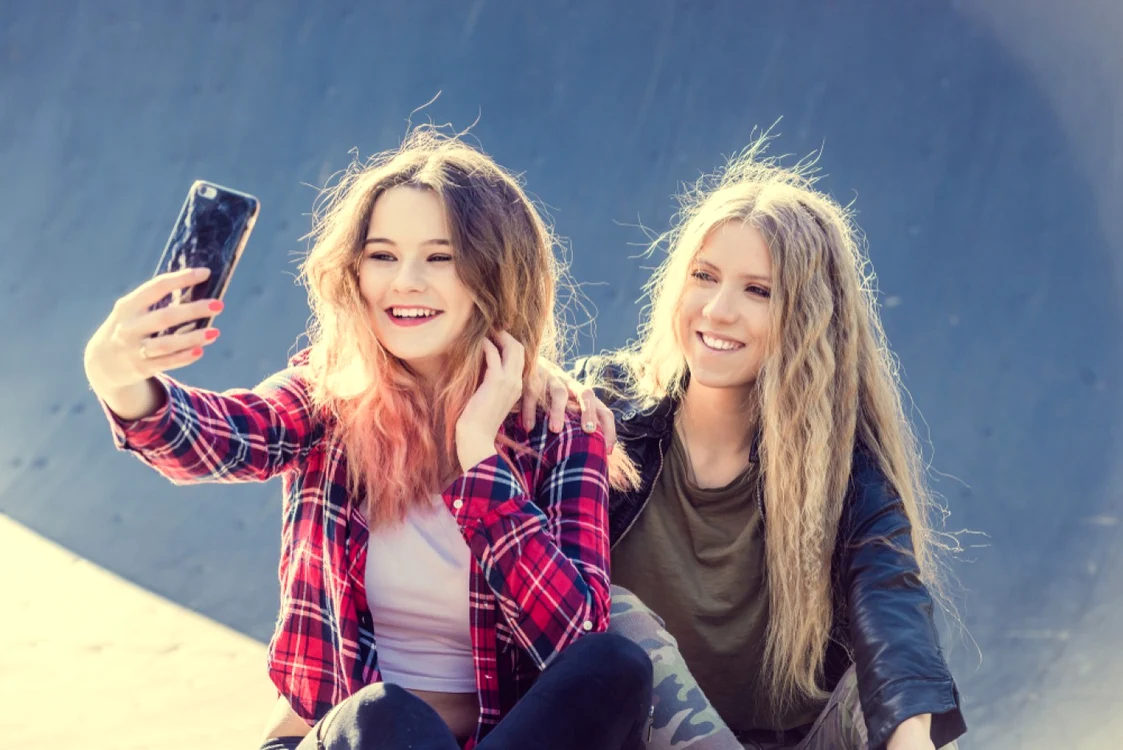 Fete fac un selfie. FOTO Shutterstock