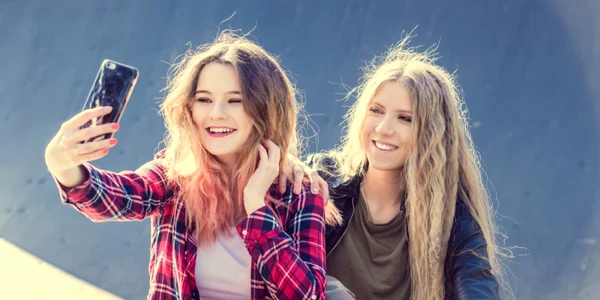 Fete adolescente selfie smartphone instagram retele sociale poza FOTO Shutterstock