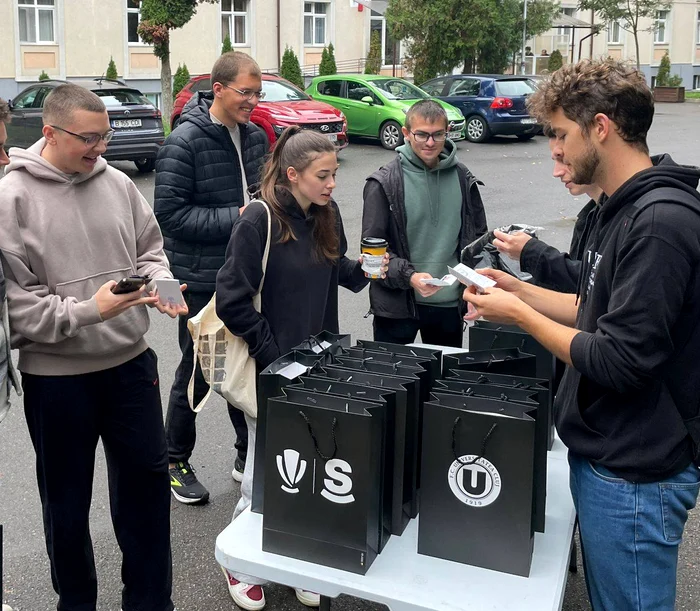 Kit-urile promoţionale ale U Cluj, distribuite de voluntari. Foto Facebook