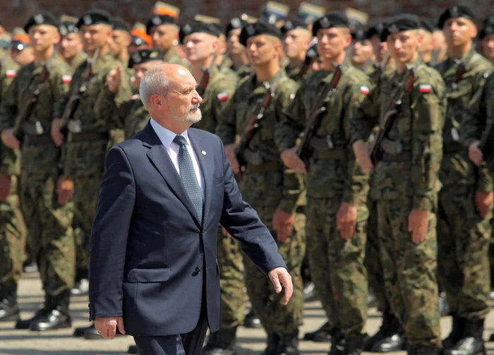 Ministrul polonez al Apărării, Antoni Macierewicz, în inspecţie Foto: EPA