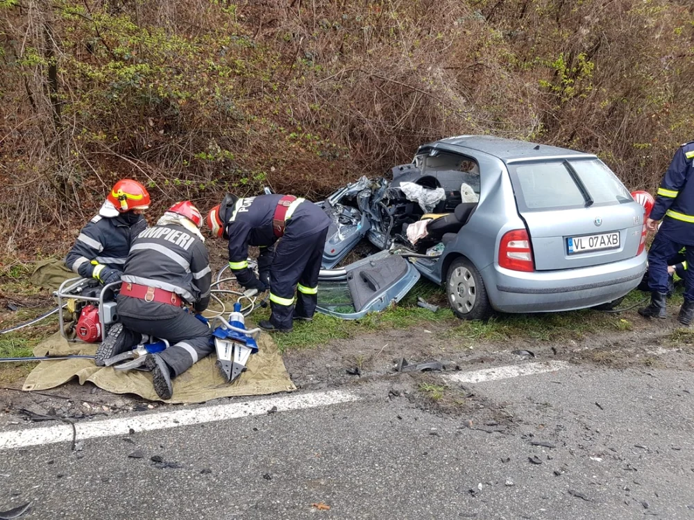 Accident DN 67 Pietrari - Vâlcea - o maşină a intrat într-o basculantă - trafic blocat total între Vâlcea şi Gorj - două victime - şoferii Foto Adevărul