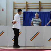 Tineri lângă urne într o secție de votare   INQUAM Photos George Calin jpg