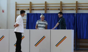 Tineri lângă urne într o secție de votare   INQUAM Photos George Calin jpg