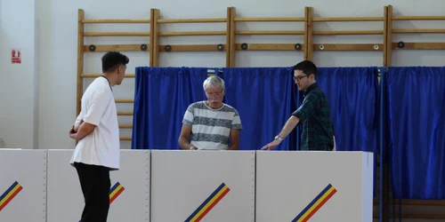 Tineri lângă urne într o secție de votare   INQUAM Photos George Calin jpg