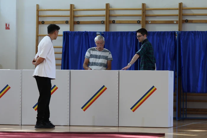 Tineri lângă urne într-o secție de votare -_INQUAM_Photos_George_Calin