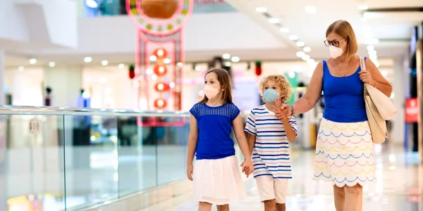 Mama si doi copii cu masca intr-un mall din Asia FOTO Shuuterstock 