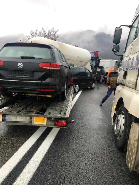 Accident pe Valea Oltului DN 7 - E 81 la ieşire din Proieni Vâlcea - două TIR-uri şi o maşină implicate Foto Adevărul