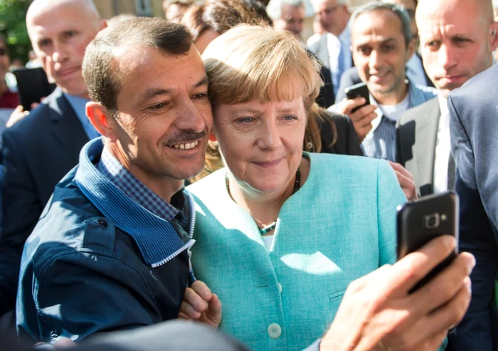 Merkel la un azil de refugiati in 2015 EPA