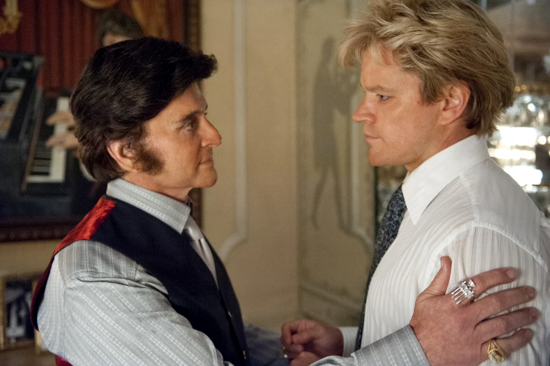 Actorii Michael Douglas (stânga) şi Matt Damon (dreapta), în filmul „În spatele candelabrului" (Behind the Candelabra)