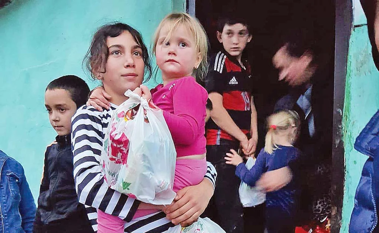 
    Familia Botezatu are zece copii, la care Moş Crăciun nu a ajuns până cumFotografii: Claudius Vasilescu /Eduard Enea  