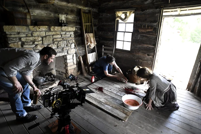 actorul Adan Canto în timpul filmărilor