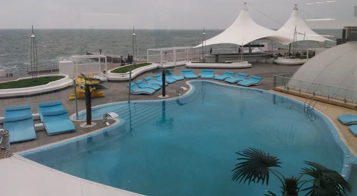 Piscinele hotelurile de pe malul mării au și acum piscinele pline cu apă. Imaginea surprinde plaja ArcadiaFotografii: Andreea Dancu