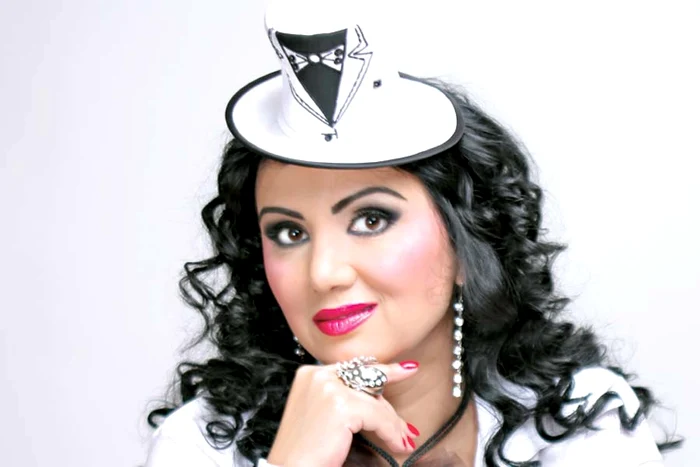 Chiar dacă nu mai are loc de muncă, Daniela continuă să-şi facă meseria acasă (Foto: Roberto Sălceanu)