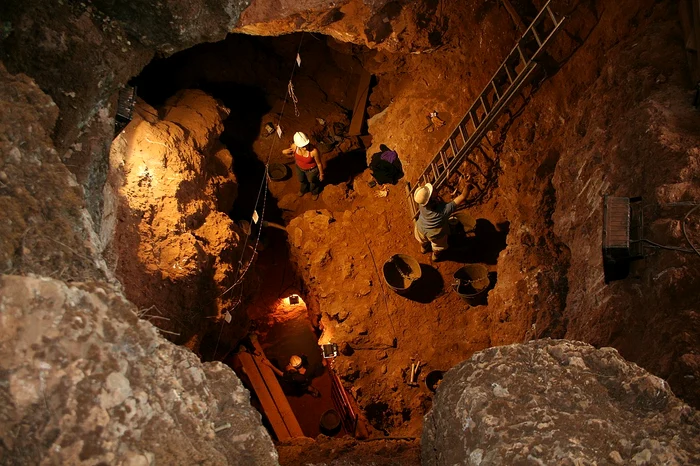 Cercetări arheologice în Peștera Sfânta Ana FOTO wikipedia